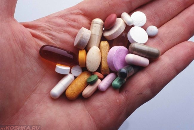 Разноцветные таблетки разного размера на ладони