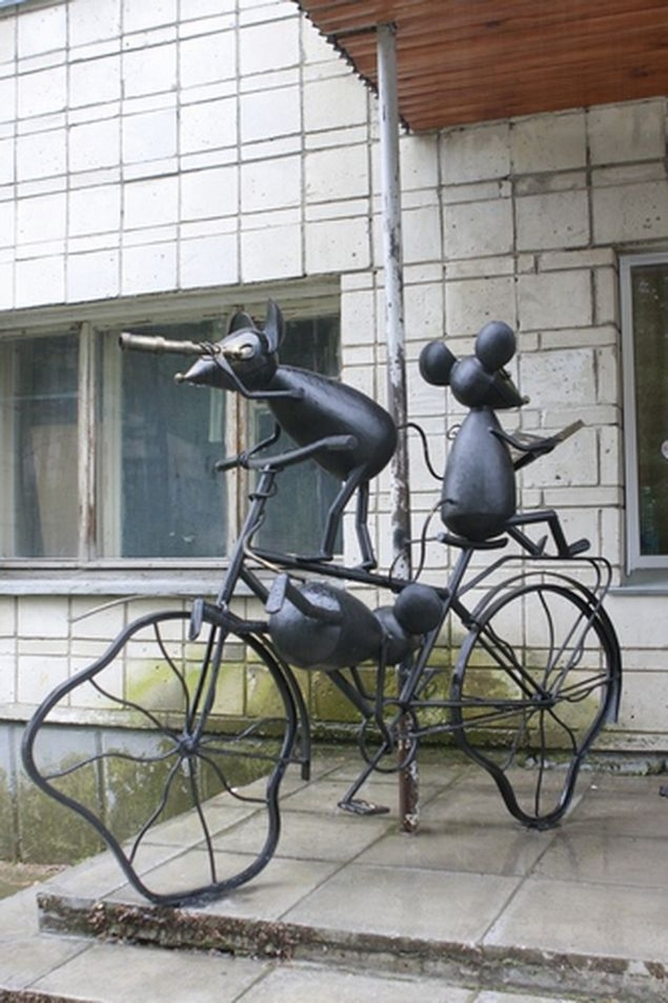 Мышки на велосипеде символизируют жажду знаний и готовность к приключениям. 
